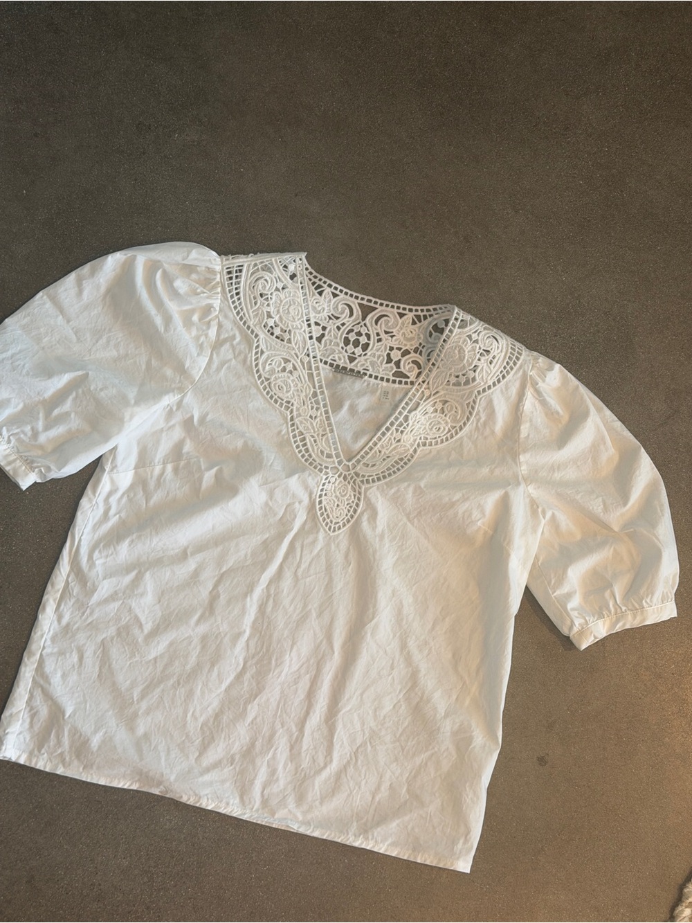 Tahari White Lace VโNeck Puff Sleeve Blouse
